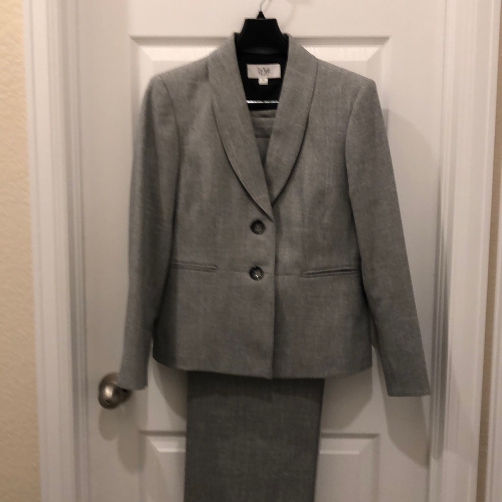 Stunning black/white pants suit